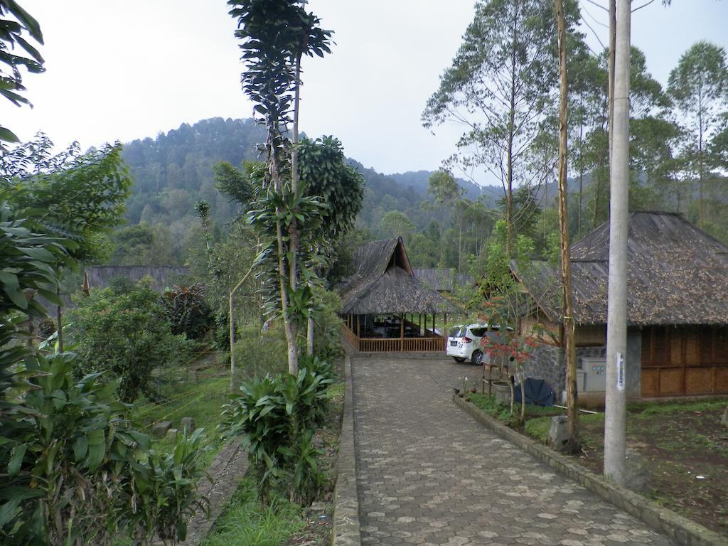 Villa Kampung Karuhun Sutan Raja Bandung Exterior photo
