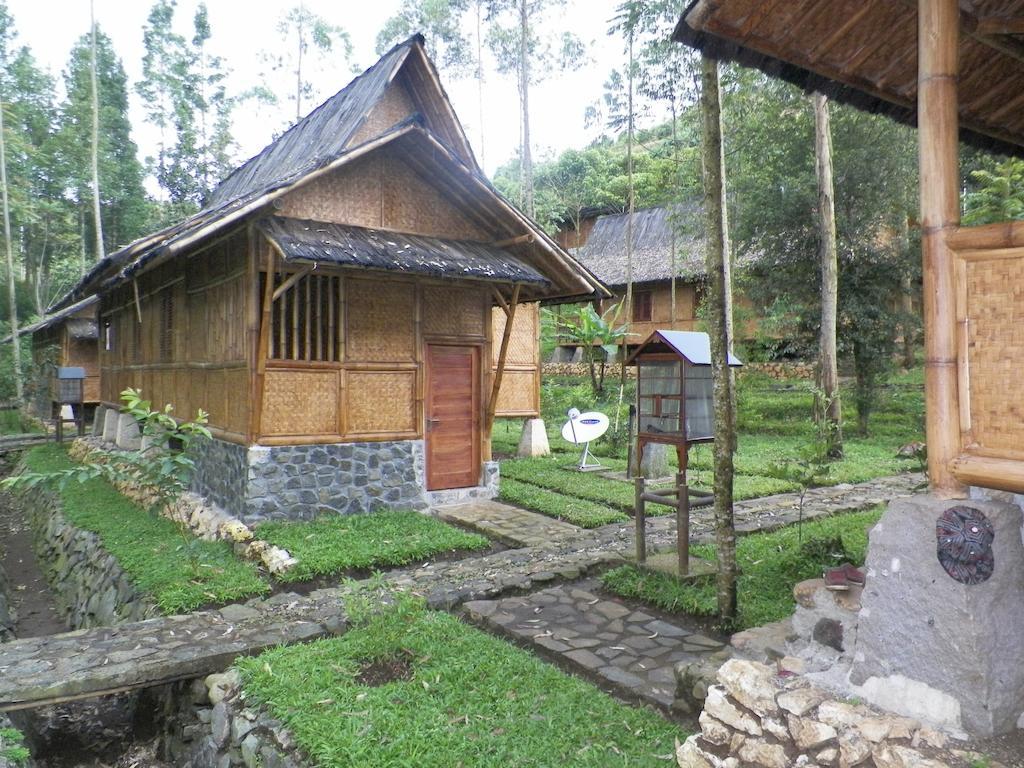 Villa Kampung Karuhun Sutan Raja Bandung Exterior photo