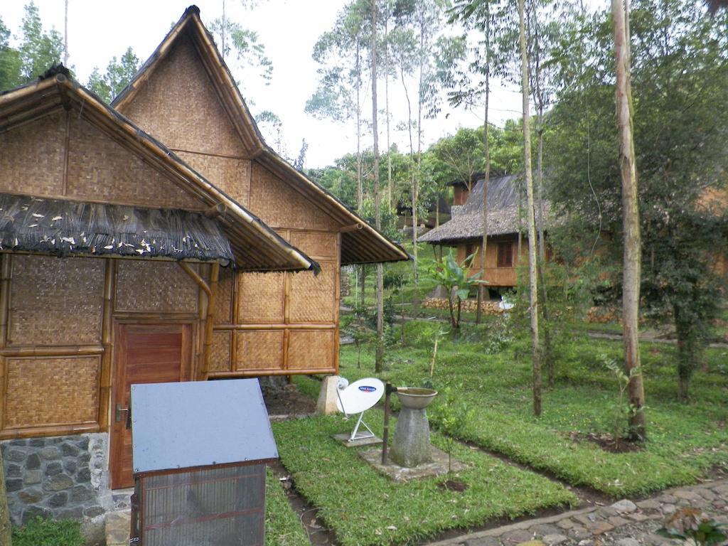 Villa Kampung Karuhun Sutan Raja Bandung Exterior photo