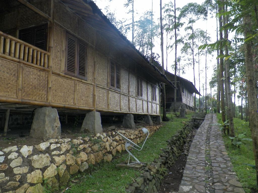 Villa Kampung Karuhun Sutan Raja Bandung Exterior photo